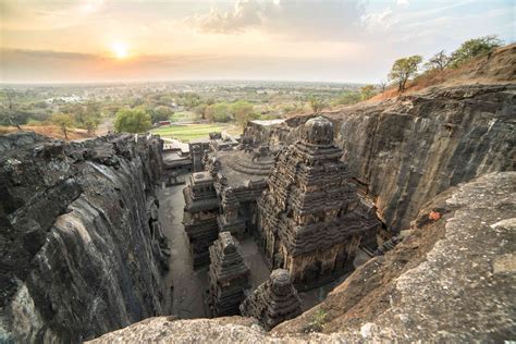 Ajanta Buddha: Uma Visão Divina em Tons Terrosos e Detalhes Incríveis!