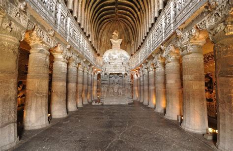 Ajanta Caves: Frescos Vivificantes de Divindade e Devoção!