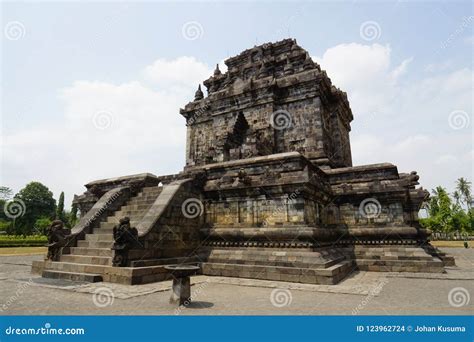  O Templo de Mendut: Uma Sinfonia em Pedra do Hinduísmo Javano!